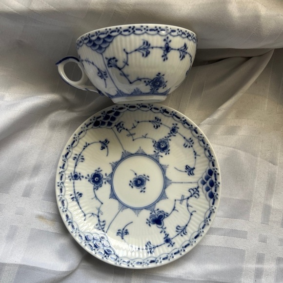 Antique 1955 Royal
Copenhagen China teacup and saucer - Picture 2 of 7